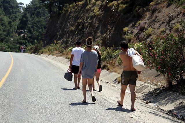 Ölüdeniz’e binlerce araç geldi, yol trafiğe kapandı