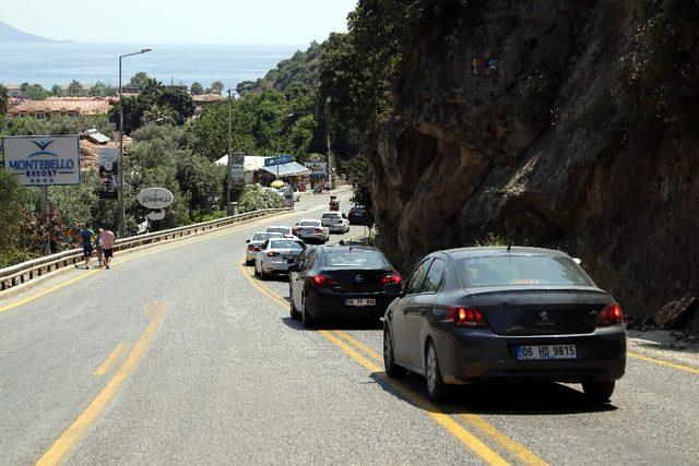 Ölüdeniz’e binlerce araç geldi, yol trafiğe kapandı