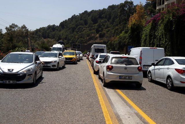 Ölüdeniz’e binlerce araç geldi, yol trafiğe kapandı