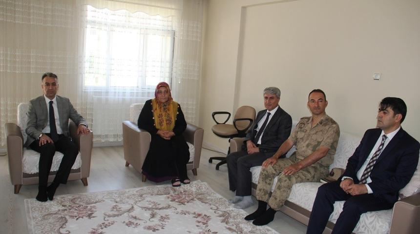 Vali &Ccedil;ağatay&rsquo;dan şehit ailesine bayram ziyareti