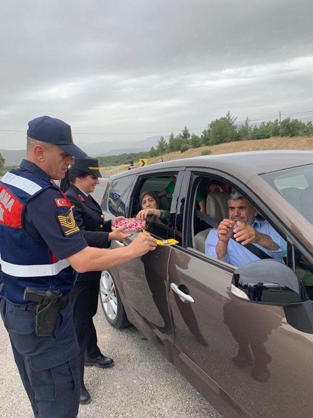 Jandarmadan kolonyalı şekerli trafik denetimi