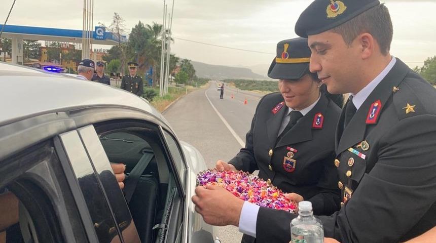 Jandarmadan kolonyalı şekerli trafik denetimi