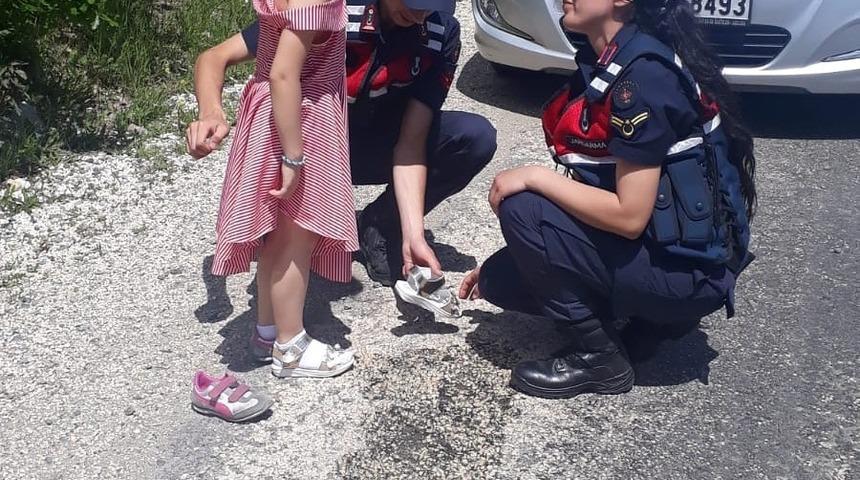 Taşköprü’de jandarma ekipleri çocukları sevindirdi