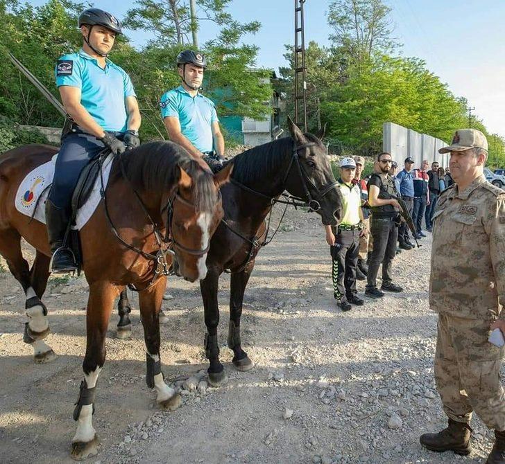 Jandarmanın atlı timleri görev başında G1