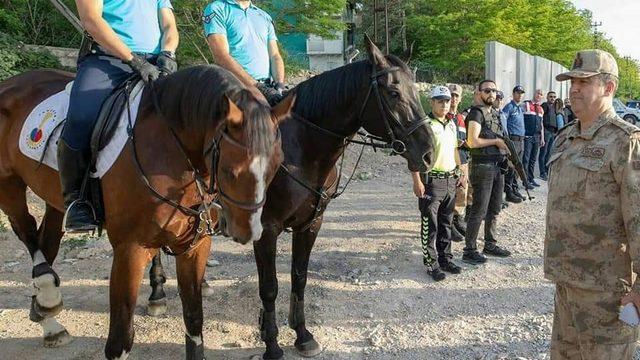 Jandarmanın atlı timleri görev başında