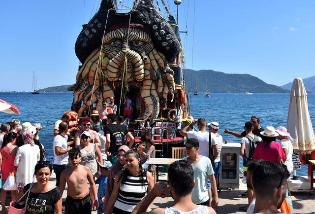 Tatilcilerden marşlar eşliğinde cennet koylarda tekne turu