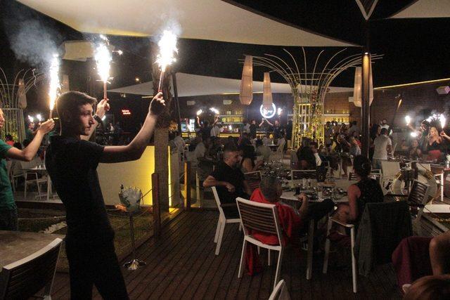 Gündüz sahiller gece mekanlar tatilcilerle doldu taştı