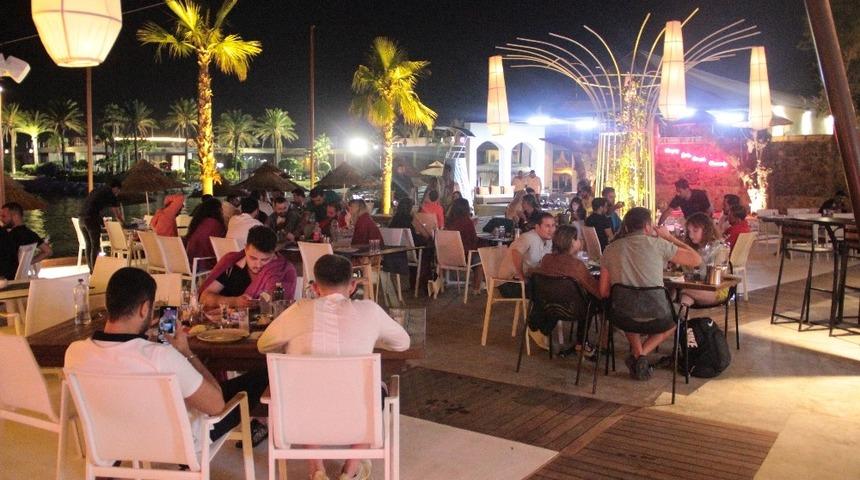 G&uuml;nd&uuml;z sahiller gece mekanlar tatilcilerle doldu taştı