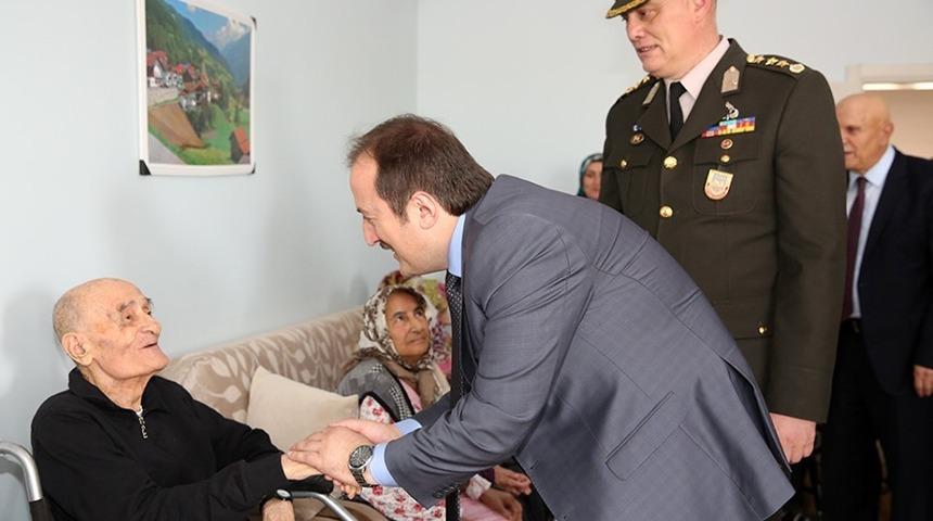 Vali Pehlivan huzurevinde kalan yaşlılarla bayramlaştı