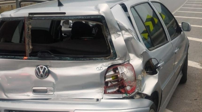 Otomobil ref&uuml;je &ccedil;arptı: 3 yaralı