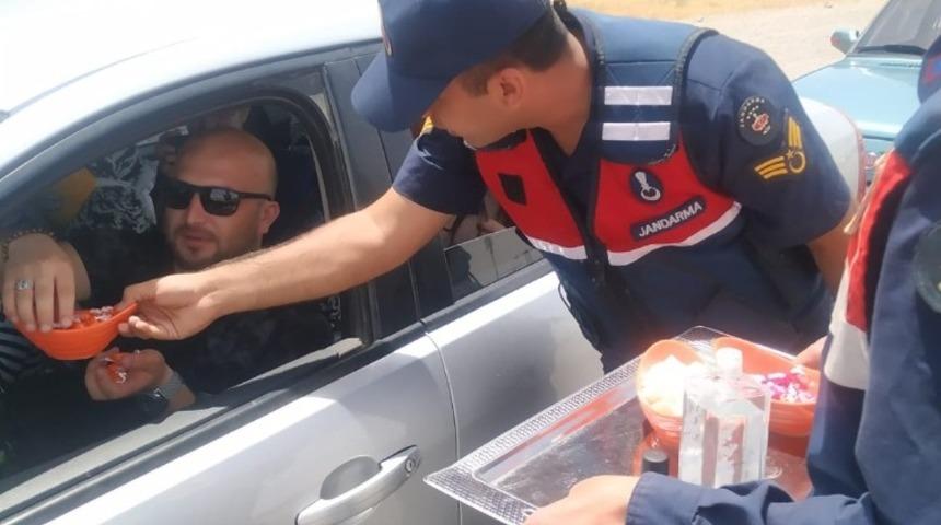 Jandarma vatandaşların bayramını kutladı