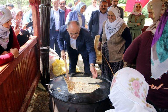 Başkan Öztürk mahalle şenliklerine katıldı