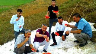 Haziran ayında kara gömdükleri karpuzu yediler