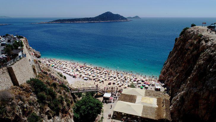 Dünyaca ünlü plajda izdiham yaşandı, 3 kilometrelik araç kuyruğu oluştu G5