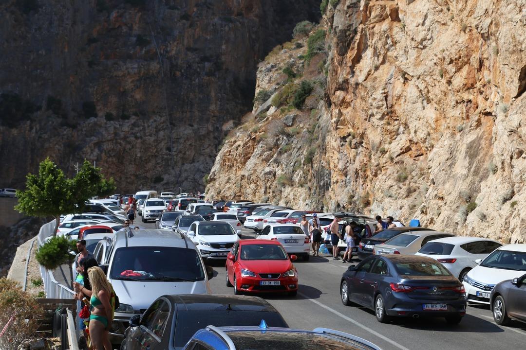 D&uuml;nyaca &uuml;nl&uuml; plajda izdiham yaşandı, 3 kilometrelik ara&ccedil; kuyruğu oluştu