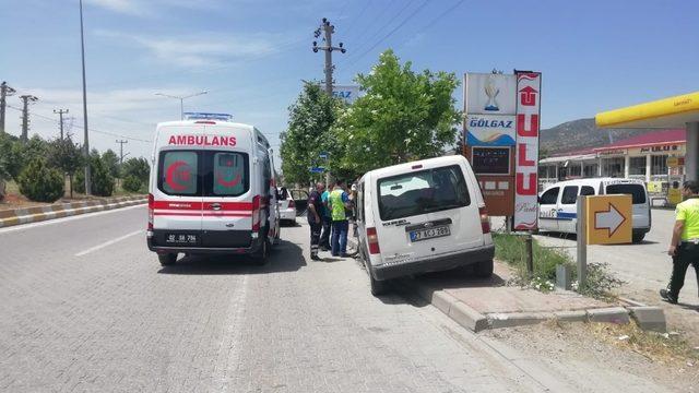 Hafif ticari araç kaldırıma çıktı