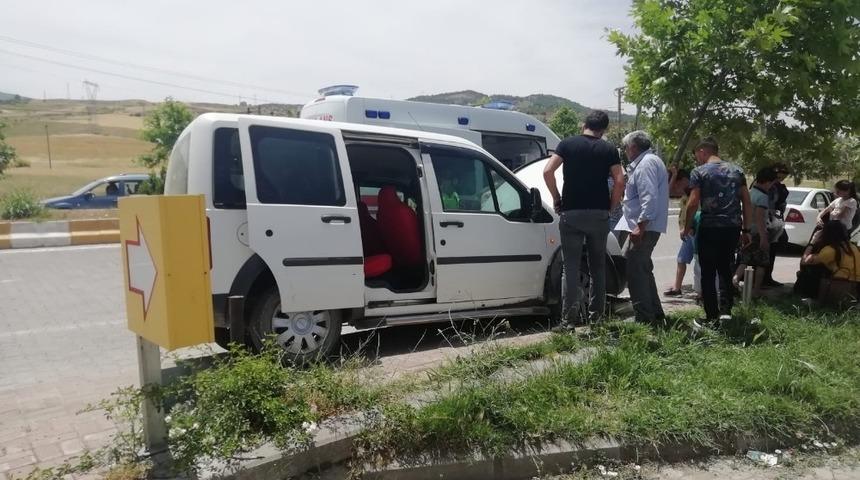 Hafif ticari araç kaldırıma çıktı