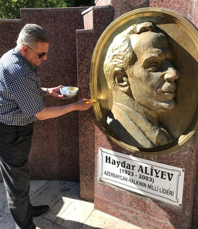 Zabıta Müdürü, her ay Haydar Aliyev'in büstünü boyuyor