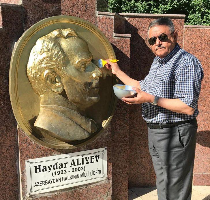 Zabıta Müdürü, her ay Haydar Aliyev'in büstünü boyuyor