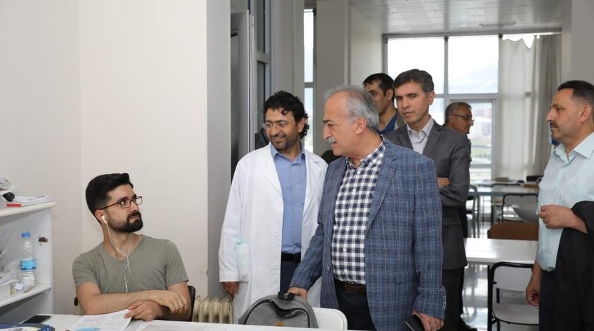 Rekt&ouml;r &Ccedil;omaklı: &ldquo;Araştırma Hastanesi b&ouml;lgenin sağlık y&uuml;k&uuml;n&uuml; &ccedil;ekiyor&rdquo;