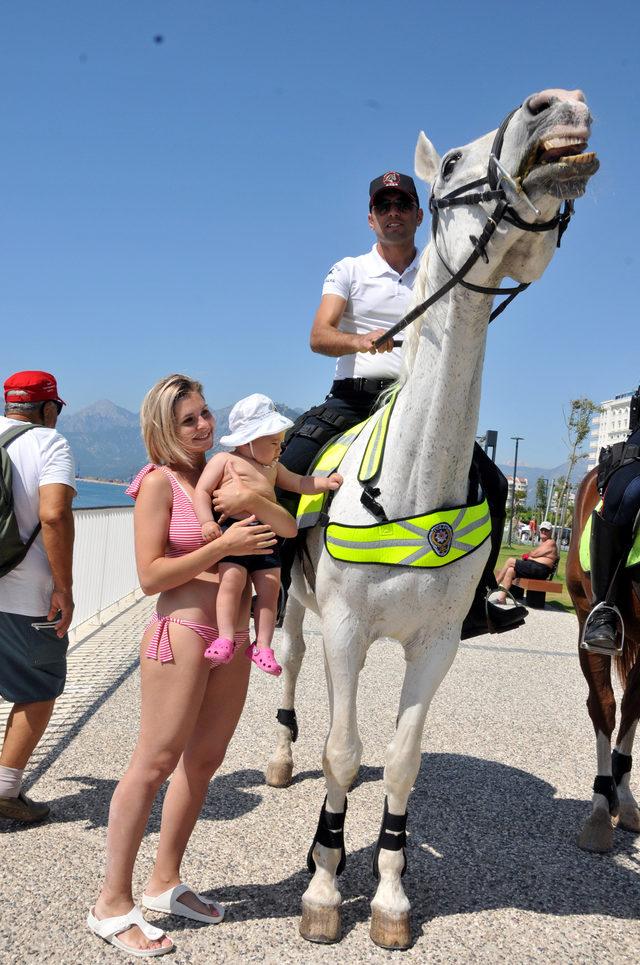 Atlı polislerden sahil mesaisi 