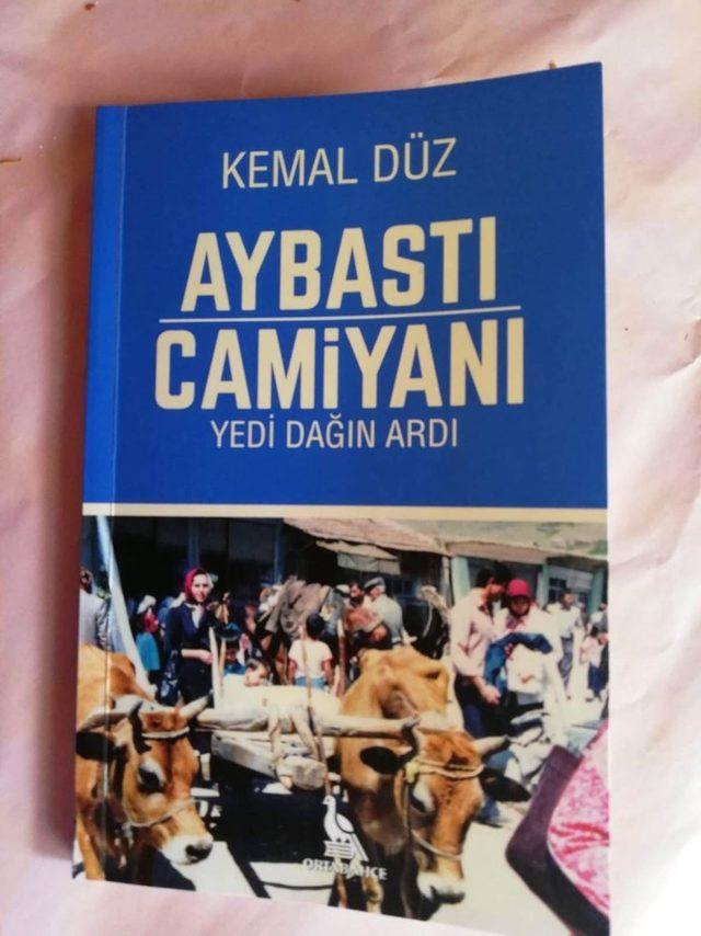 Yazar Düz kitabını imzaladı