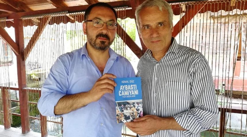 Yazar D&uuml;z kitabını imzaladı