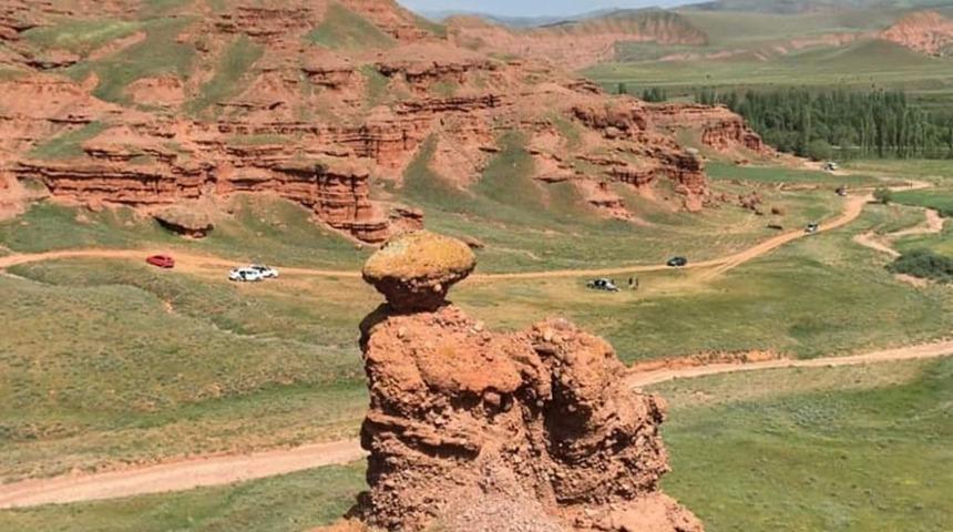 Bayramda kırmızı peri bacalarına yoğun ziyaret&ccedil;i akını