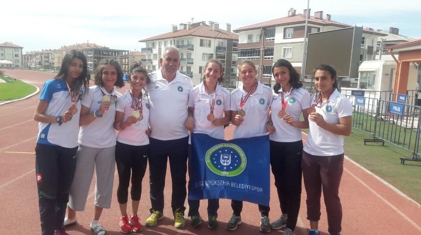 Bursa B&uuml;y&uuml;kşehir&rsquo;in atletizm takımı madalyalara abone