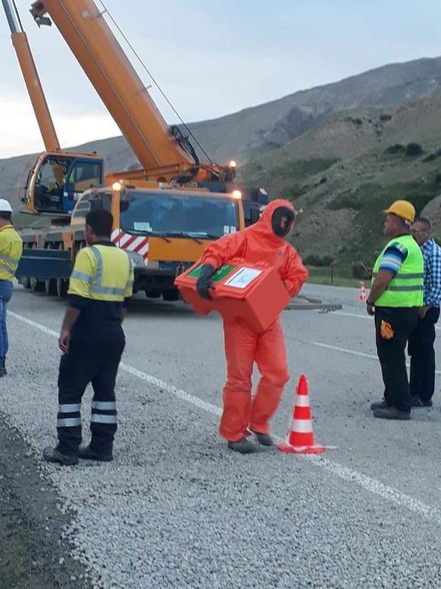 Sülfürik asit yüklü tanker devrildi; kimyasal madde yola aktı