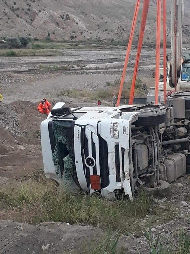 Sülfürik asit yüklü tanker devrildi; kimyasal madde yola aktı