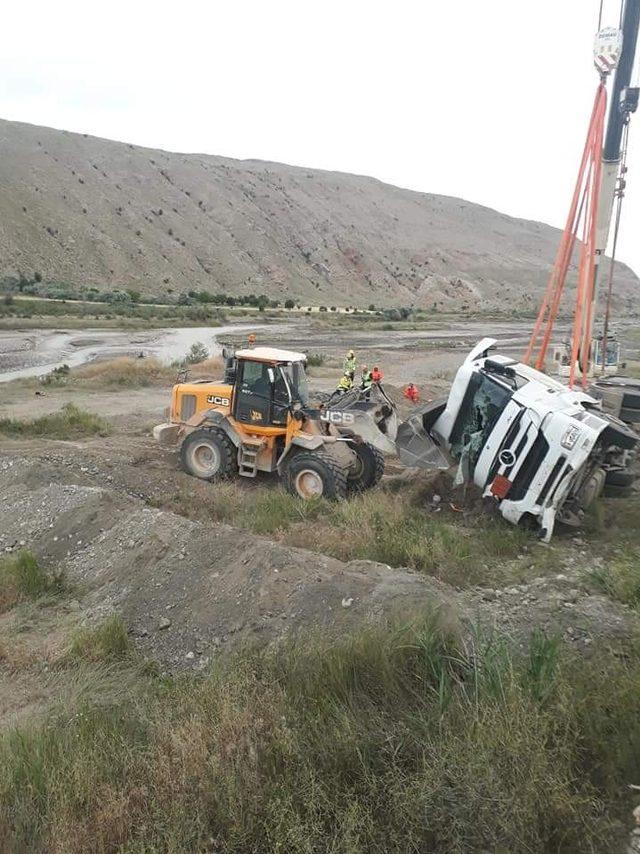 Sülfürik asit yüklü tanker devrildi; kimyasal madde yola aktı