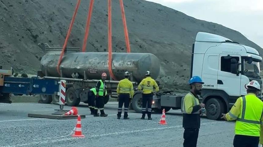 S&uuml;lf&uuml;rik asit y&uuml;kl&uuml; tanker devrildi; kimyasal madde yola aktı