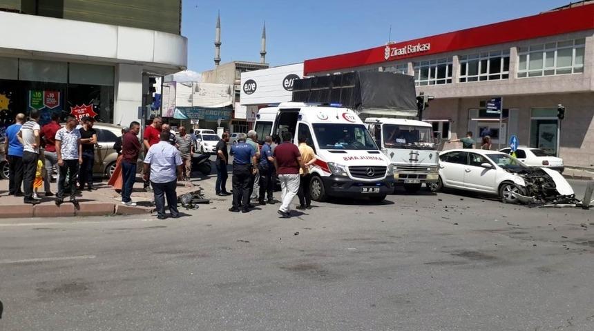 Otomobiller &ccedil;arpıştı: 4 yaralı