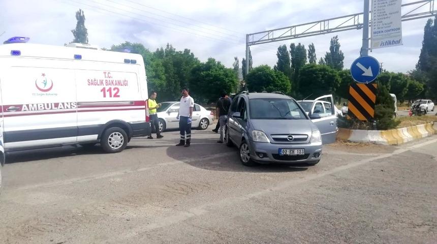 Gölbaşı’nda 2 otomobil çarpıştı