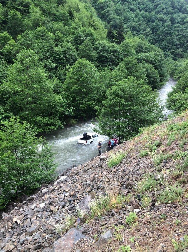 Trabzon’da araba dereye uçtu: 1 ölü, 2 yaralı