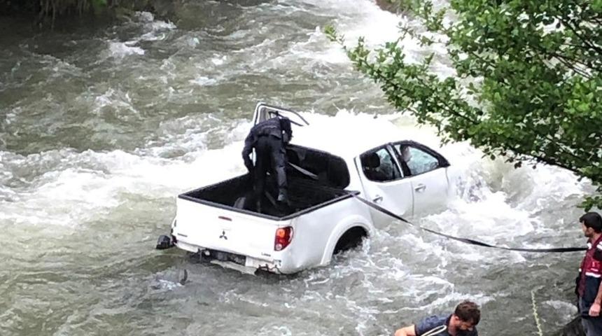 Trabzon’da araba dereye uçtu: 1 ölü, 2 yaralı