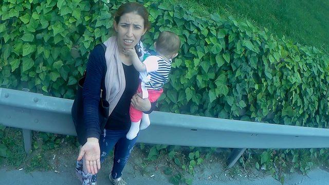 Taksicinin Suriyeli kadını bebeğiyle D-100'de yol ortasında bıraktı iddiası