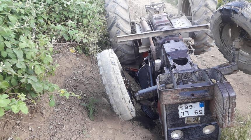 Devrilen traktörün altında can verdi