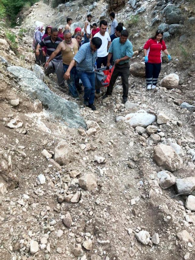 Fıtık ağrısı nedeniyle dağda mahsur kalan kadını 112 ekipleri kurtardı