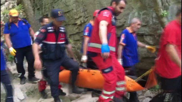Fotoğraf &ccedil;ekilmek isterken şelaledeki kayalıklardan d&uuml;şen &ccedil;ocuk &ouml;ld&uuml; 3