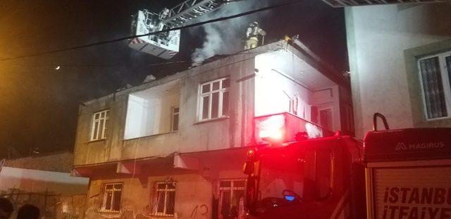 Sultanbeyli'de 2 katlı bina alev alev yandı