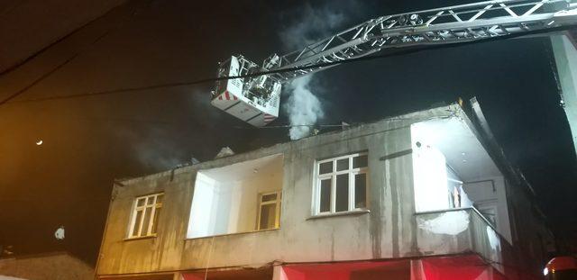 Sultanbeyli'de 2 katlı bina alev alev yandı