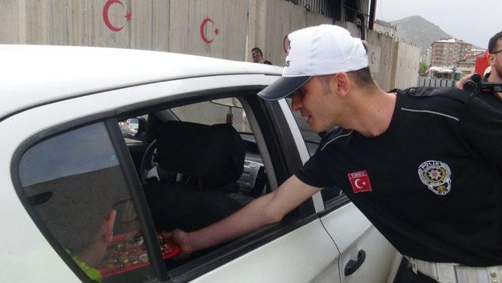 Kaymakam Özkan sürücüleri şekerlemeyle karşıladı G2