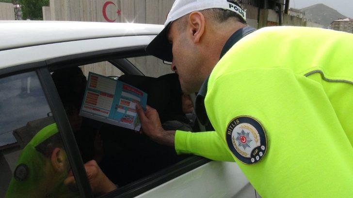 Kaymakam Özkan sürücüleri şekerlemeyle karşıladı G3