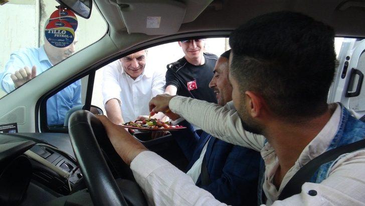 Kaymakam Özkan sürücüleri şekerlemeyle karşıladı G4