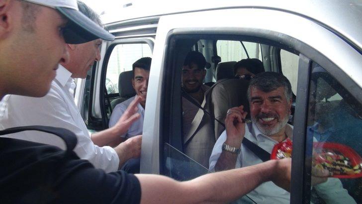 Kaymakam Özkan sürücüleri şekerlemeyle karşıladı G5