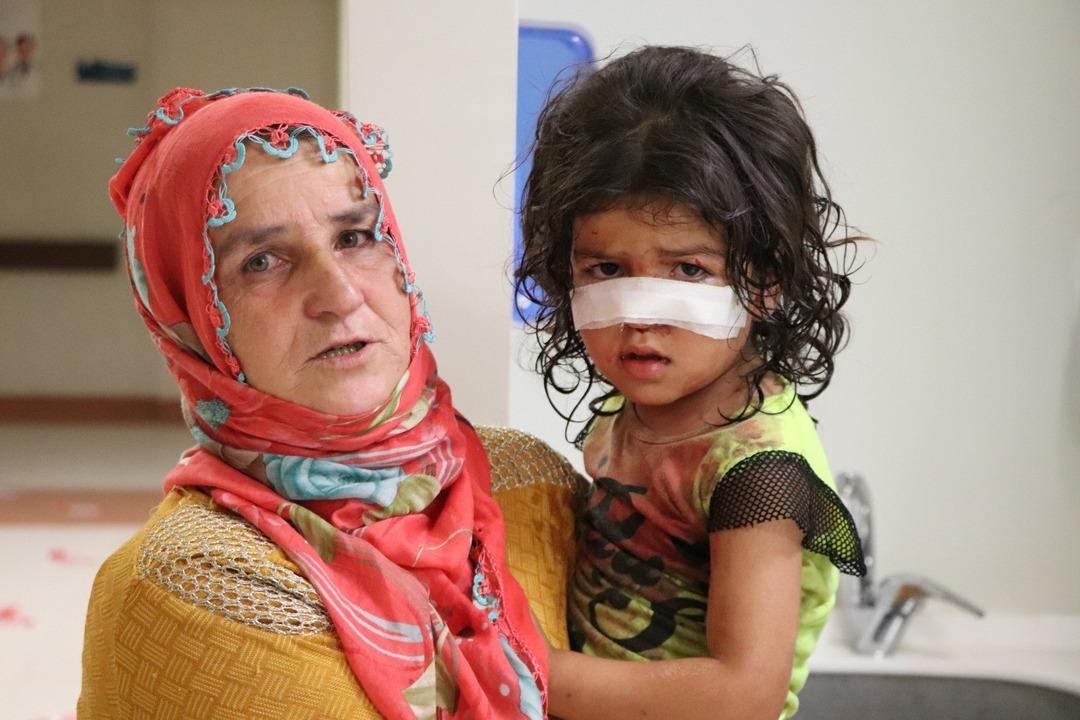 Siirt'te mucize kurtuluş! 2 .kattan yere &ccedil;akıldı