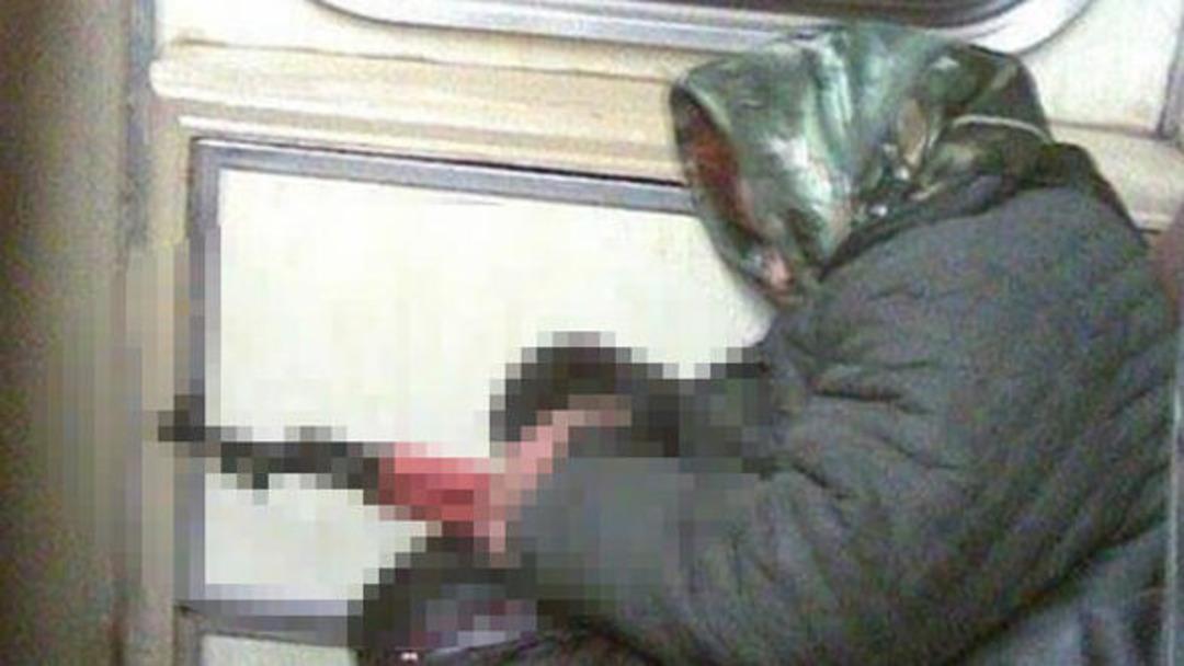 Metrodaki kadın şaşkına &ccedil;evirdi! İşte sanal alemi sallayan g&ouml;r&uuml;nt&uuml;