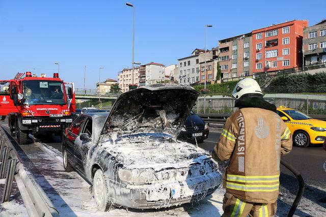 D-100 Karayolu'nda otomobildeki yangın trafiği aksattı